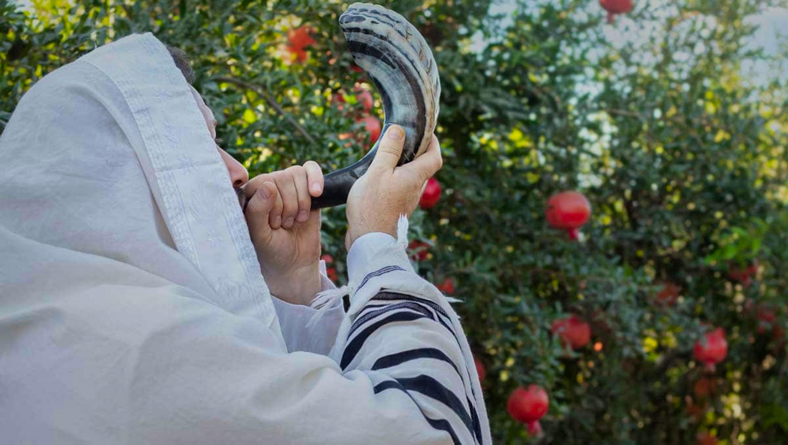 Rabbi blowing the shofar for Rosh Hashanah